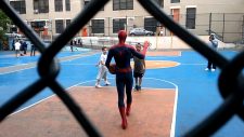 Andrew Garfield plays basketball as Spider-Man, sneaks kiss from Emma Stone (photos and video)